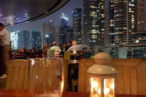 游客终于可以在迪拜街头的国营店铺里买酒喝了
