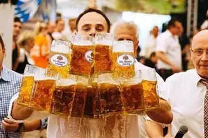 趣闻｜看这位德国猛男如何HOLD住29杯啤酒一路狂奔