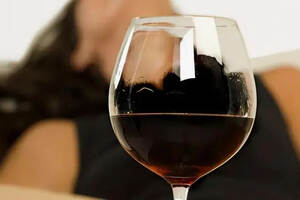 经常喝红酒会把脑子喝坏掉吗？