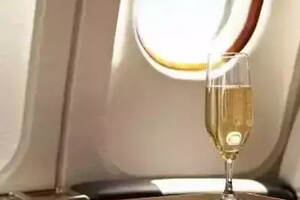 原来坐飞机时喝的酒是不一样的！