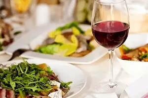 吃清淡菜肴适合搭配什么葡萄酒？