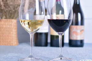 为什么红葡萄既能酿红葡萄酒，也能酿白葡萄酒？