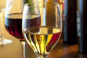 桃红葡萄酒颜色介于红葡萄酒和白葡萄酒之间吗