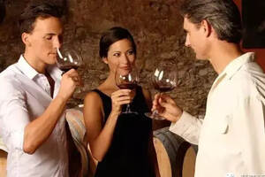 要想更快乐？英国科学家研究发现：“喝一杯葡萄酒吧！”