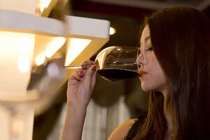 您知道红葡萄酒怎么酿造出来的吗？红葡萄酒的酿造流程和酿造方法