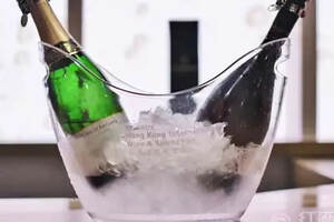 香槟酒是经过二次发酵形成的起泡葡萄酒