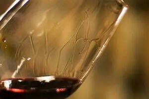 如何从葡萄酒的挂杯看酒的质量好坏？