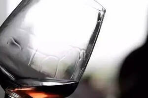 葡萄酒挂杯越多越密，代表酒品质越好吗？