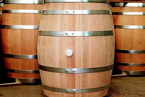 葡萄酒在橡木桶里发酵还是在不锈钢桶发酵，哪个好？