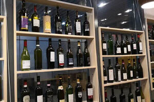为什么大多数葡萄酒酒瓶是绿色的？有什么作用吗？