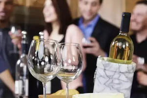 2018年，省会城市的企业年会开始流行喝葡萄酒