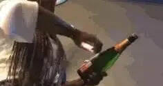 NBA冠军库里老婆凭什么用手机打开了香槟？