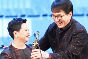 杨容莲：成龙专程为她颁奖，几代香港电影人致敬“茶水莲姐”
