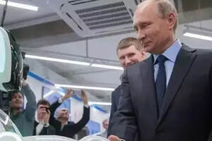 俄机器人曾逃跑，还与普京见面握手