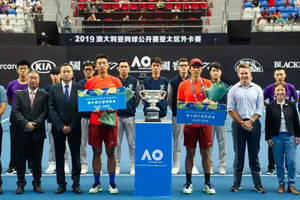 澳网亚太区外卡赛男女单冠军花落中国，举杯“胜利时刻”的还有它