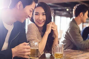 韩国人喝酒玩的酒桌游戏，其实跟中国差不多！网友：看谁脑子好