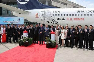 波音公司全球首架“国美酒号·孔子文化主题”飞机交付山东航空