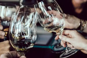 葡萄酒只需要三瓶：一瓶收藏，一瓶交易，一瓶与友人共享