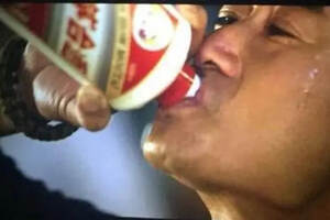 《战狼2》吴京一口气喝掉一瓶白酒，难道好酒真的不伤身吗？