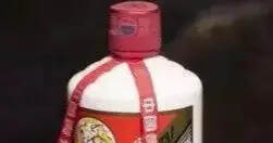 酒瓶上这么“丑”的红丝带，有着三层秘密，不懂就白喝酒了