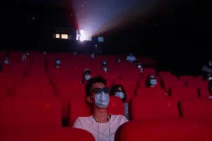 中国电影崛起！票房收入达去年同期90%，外媒：美国电影衰落了