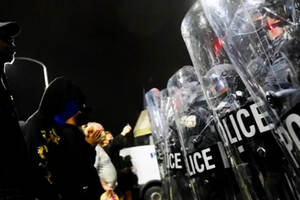 美国费城暴乱，多家商铺被洗劫，示威者扛着“战利品”大摇大摆