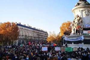 70多座城市爆发大游行！巴黎首当其冲！“马克龙下台”响彻法国