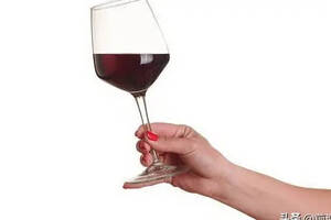 葡萄酒的颜色是评价葡萄酒的重要因素之一，颜色可以识别葡萄酒