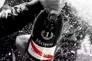 被誉为王者香槟的玛姆红带香槟，是欧洲王室贵族专供的奢侈品牌