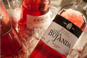 桃红葡萄酒和干红区别，干红葡萄酒是甜度低于4克/升的红酒