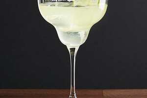 玛格丽特杯多少毫升，150-180ml由浅碟香槟杯改造的鸡尾酒杯