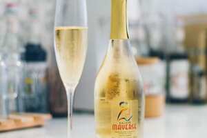 香槟酒是葡萄酒吗，香槟是法国特定产区生产的起泡葡萄酒