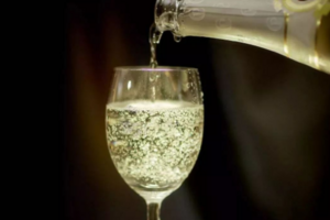 香槟酒是葡萄酒吗，是多种功效的起泡白葡萄酒