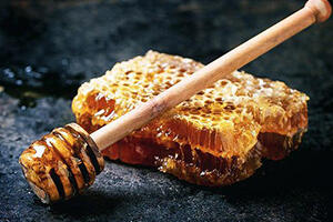 白酒加蜂蜜有什么功效？白酒加蜂蜜的比例是多少？