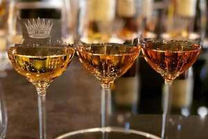 贵腐酒是甜白葡萄酒吗，属于最高端的甜白被誉为液体黄金