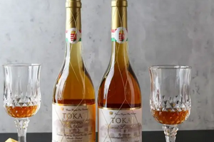 贵腐酒是什么酒，发霉葡萄酿成的酒要在6~8度饮用(正确喝法)