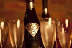 世界上最贵的香槟多少钱一瓶，钻石品味180万美元用钻石纯金装饰