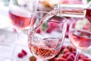 什么是桃红葡萄酒用什么葡萄酿造的，红葡萄酿制的浅红色葡萄酒