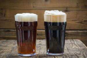 小麦黑啤酒与大麦黑啤酒谁好区别，小麦黑啤口感更浓郁更受欢迎