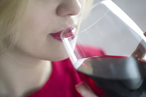 喝酒减肥是真的吗？喝白葡萄酒还是红葡萄酒？