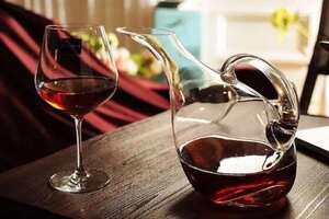 葡萄酒醒酒是什么意思，让酒液与空气接触释放香气并柔化单宁