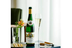 德国摩泽尔拜恩库佛山雷司令甜白葡萄酒一瓶价格多少钱？