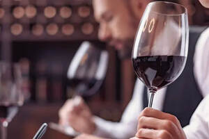 如何掌握品尝葡萄酒的“四步品酒法”？