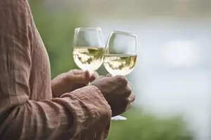 酒是灵魂的家，喝酒若开一扇窗，人生岂止是风光。