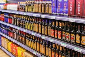 中国“厚道”的2款白酒，摆放在超市货架上积灰，却坚持良心酿造