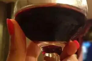 不经常喝葡萄酒的人可能不知道，酒杯也会影响酒的口感
