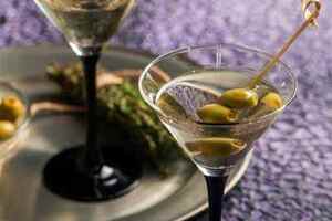 马提尼酒的饮用方法——鸡尾酒的天花板马提尼酒！