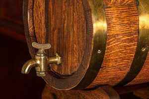 为什么葡萄酒用橡木桶装，橡木桶对葡萄酒起到什么作用？