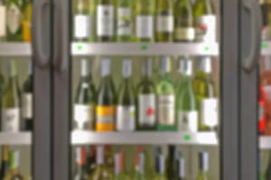 酒放在冰箱里如何达到最佳适饮温度？