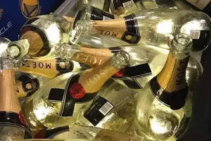 勇士队喷了18万美刀的香槟庆祝斩获NBA总冠军